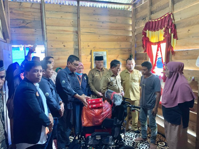 Dinsos Aceh Serahkan Kursi Roda Cerebral Palsy Untuk PPKS Anak Aceh Tengah