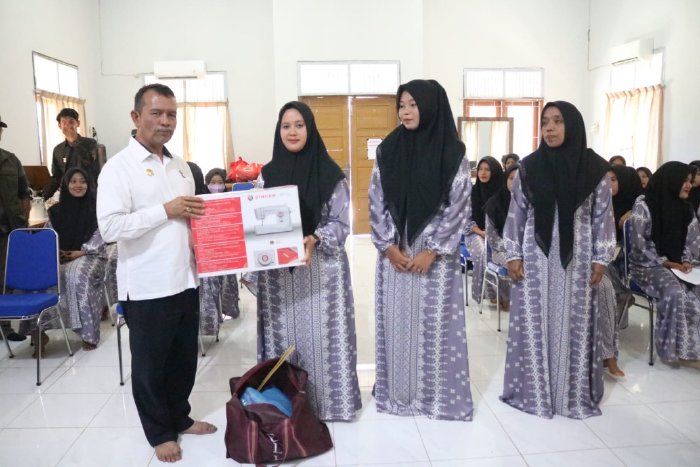 Kadinsos Aceh Berharap Lulusan Kelas Menjahit RSBM Mampu Mengembangkan Diri Di Daerah