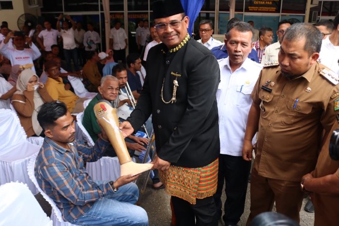 Pj Gubernur Safrizal Serahkan Bantuan Kaki Palsu kepada 49 Warga Aceh