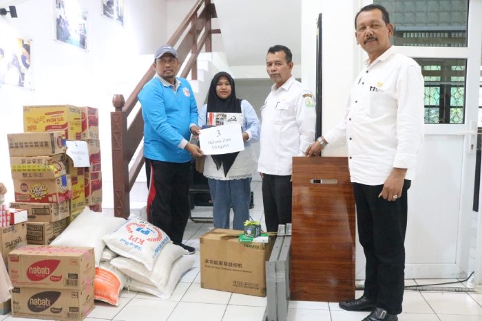 Serahkan Bantuan UEP, Kadinsos Aceh Berharap Dapat Tingkatkan Kesejahteraan Warga