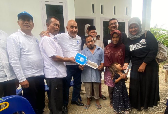 Pendiri Islamic Relief Dr. Hanney Al Banna Didampingi Kadinsos Aceh Serahkan Bantuan Rumah Di Aceh Besar