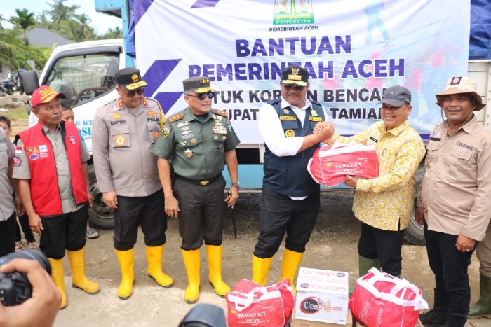 Penjabat Gubernur Safrizal Serahkan Satu Truck Bantuan Di Posko Pengungsi Aceh Tamiang