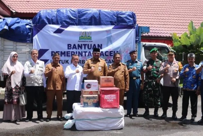 Pj Gubernur Aceh didampingi Kadinsos Serahkan Bantuan Korban Angin Kencang Di Sabang