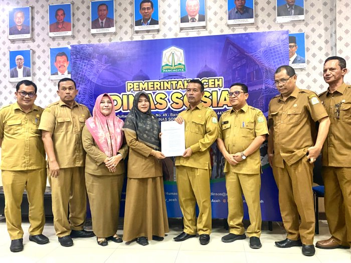 Siti Hajar Terima SK Plt. Kasi Pembinaan RSJN Dari Kepala Dinas