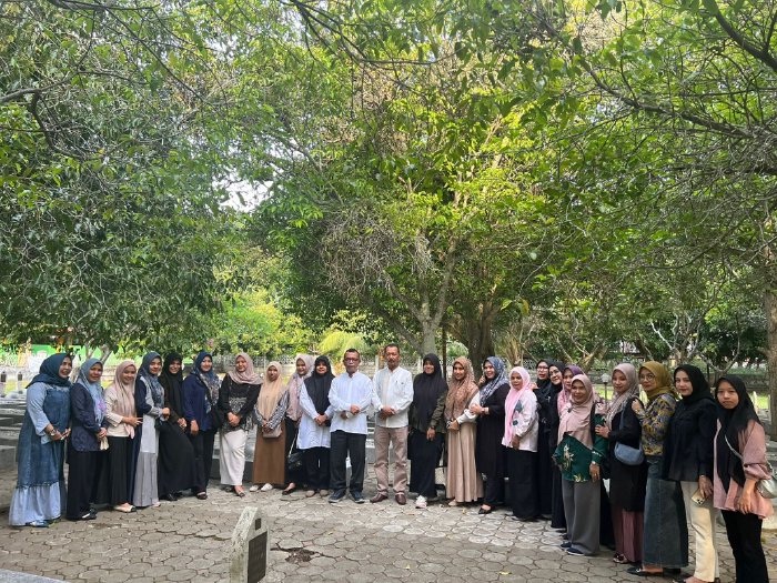Kadinsos Aceh Semangati Peserta Gladi Tabur Bunga Di TMP