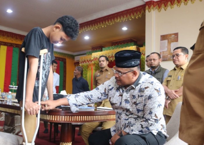 Pj Gubernur Safrizal Serahkan Bantuan Kaki Palsu untuk Guntur, Remaja Banda Aceh yang Alami Amputasi