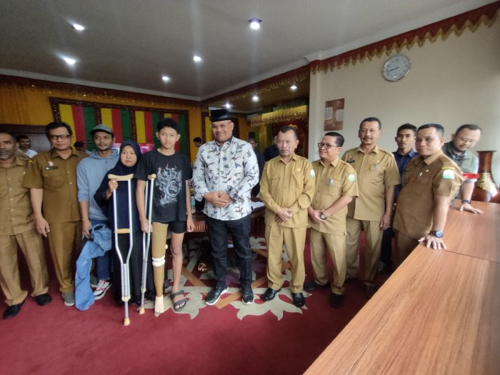 Penjabat Gubernur Aceh Safrizal Serahkan Bantuan Kaki Palsu Untuk Guntur Pelajar Disabilitas