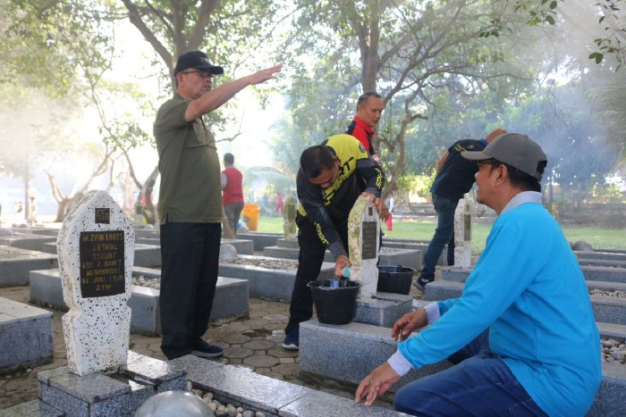 Sambut Hari Pahlawan, Ratusan ASN Dinsos Aceh, Bersama TNI dan Pilar Gotong Royong Bersihkan Area TMP