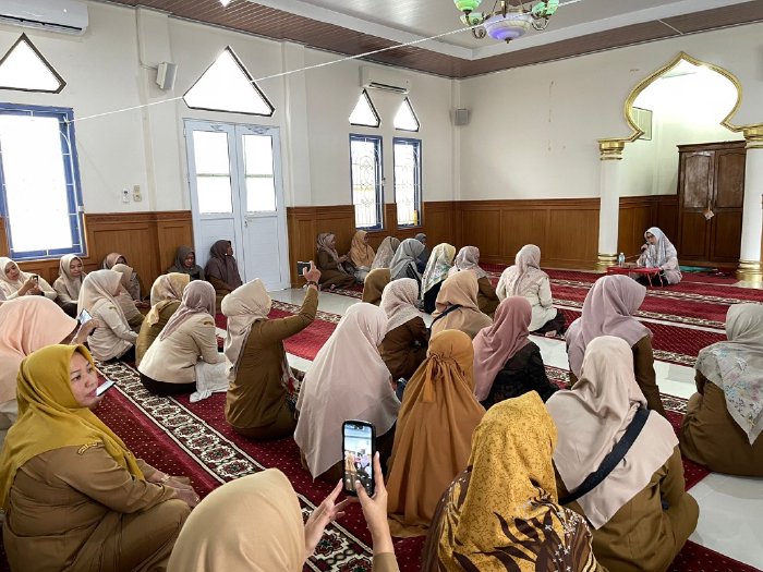 Eks Ketua DWP Ema Yunita Isi Kajian Islam Di Dinsos Aceh